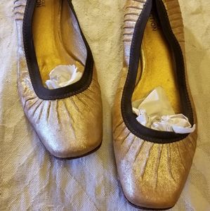 VINTAGE KENNETH COLE GOLD RUCHED LEATHER FLATS